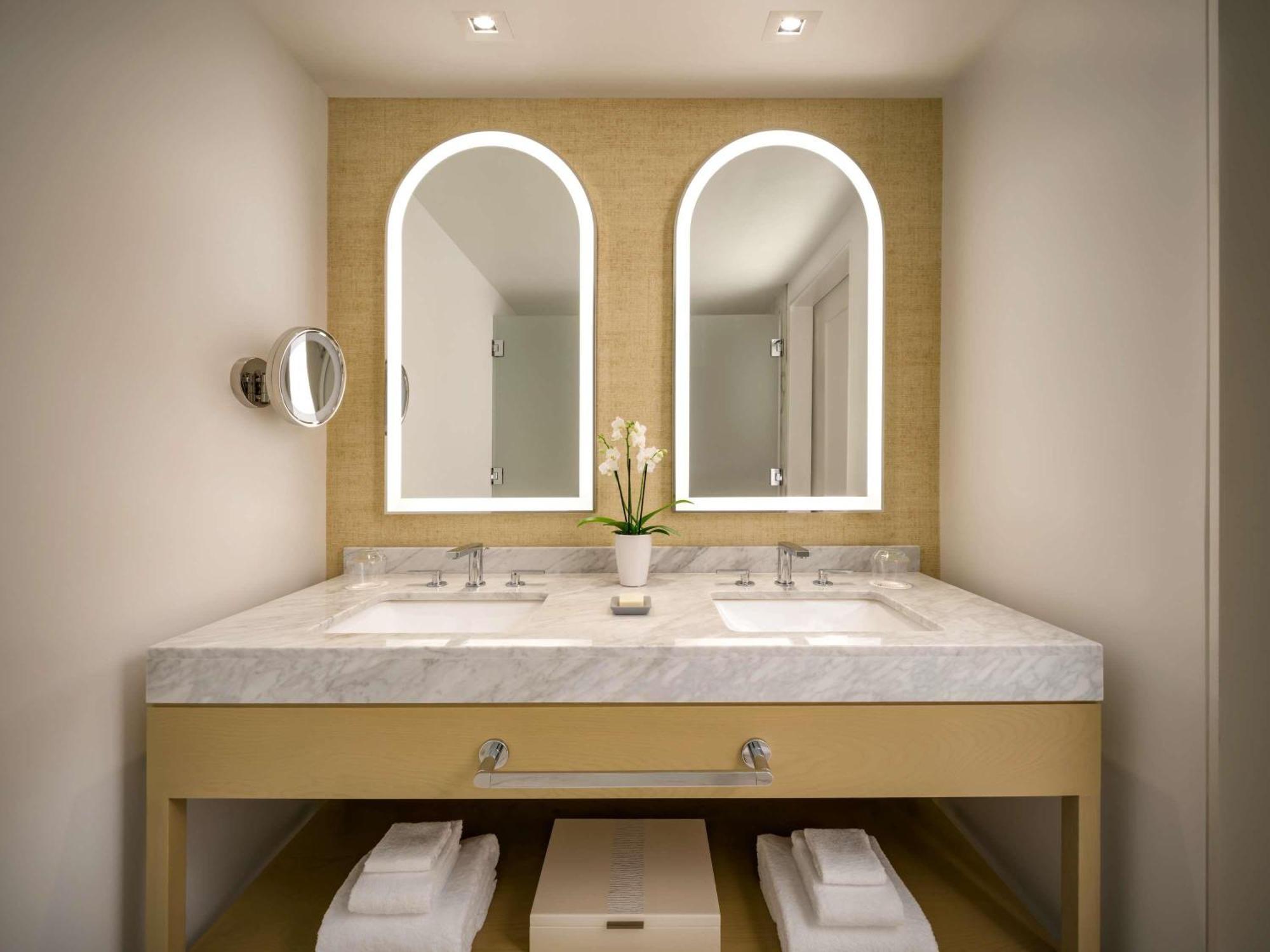 Deluxe Room Two Queen Beds City View,1740171943:JPEG